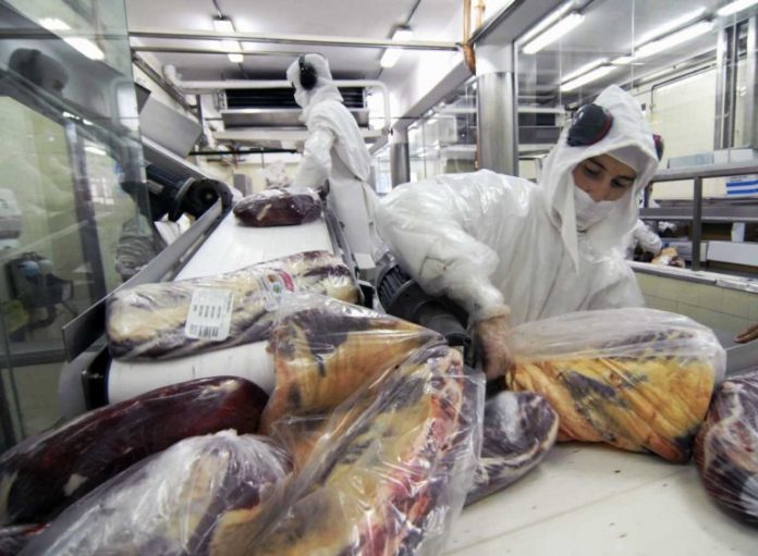 Frigoríficos en la mira de la Aduana por exportar cortes de carne prohibidos.