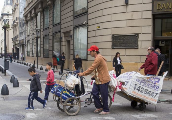 La pobreza aumentó y afecta al 39,2% de la población, según el INDEC.