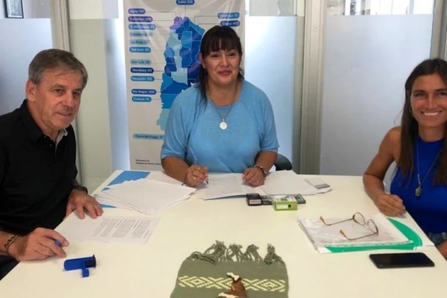 jaton El intendente Emilio Jatón y la titular de la Secretaría de Integración Socio Urbana de la Nación (SISU), Fernanda Miño.