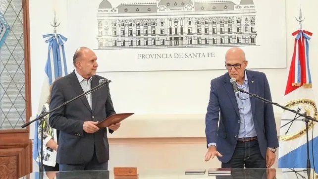 Omar Perotti le tomó juramento al nuevo titular de la cartera de Educación, Victor Debloc.