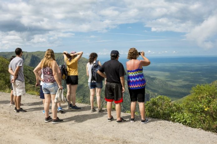 Durante el segundo fin de semana largo del año viajaron por el país 880 mil turistas.