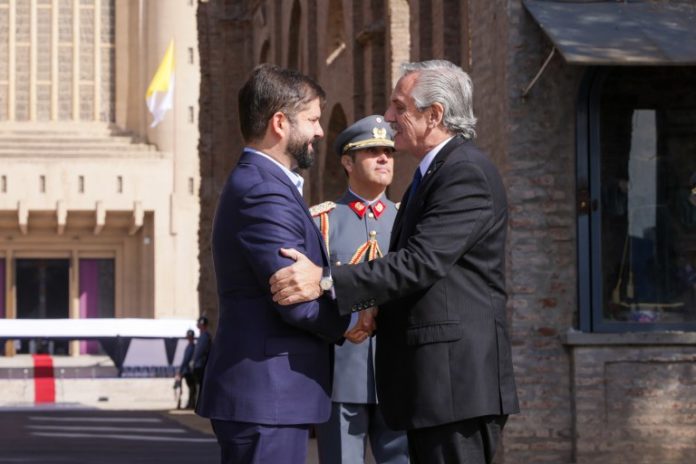 Alberto Fernández realiza una visita relámpago a Chile para conmemorar el 205° aniversario del Abrazo de Maipú.