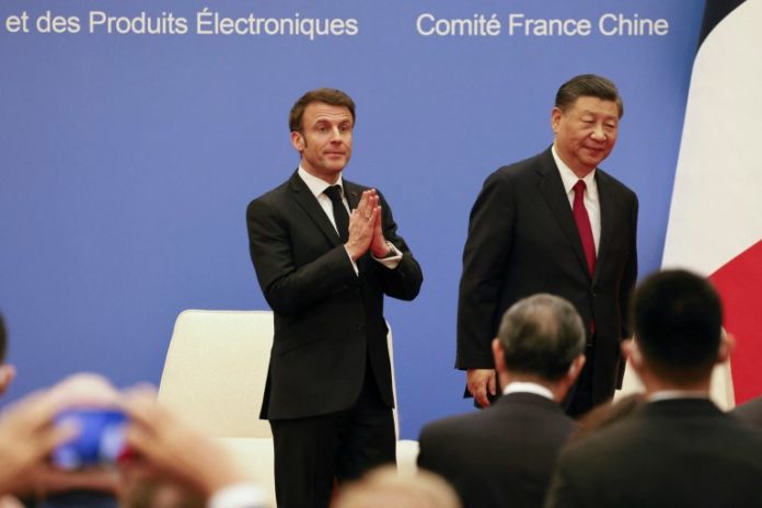 Macron con Xi en Pekín.