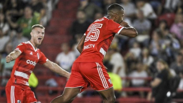 Rondón festeja el primer gol de River.