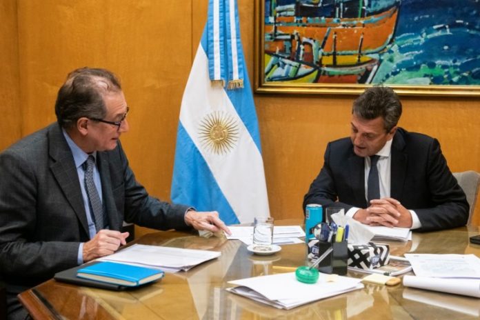 El ministro Massa y el presidente del Banco Central, Miguel Pesce, reunidos hoy por la tarde en Economía.