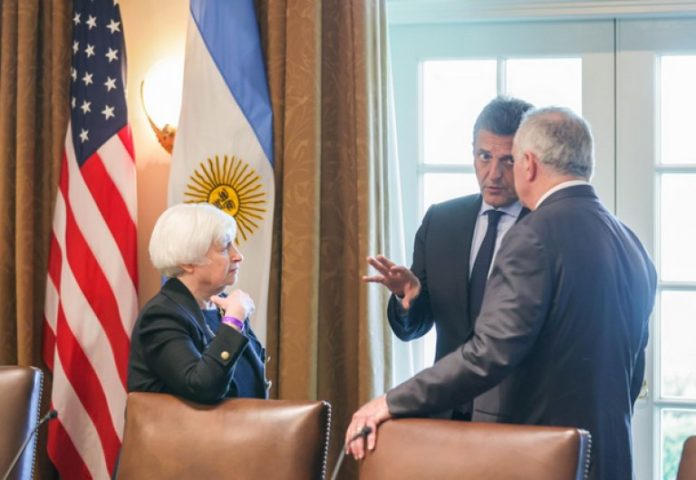 Sergio Massa, junto al embajador Marc Stanley en la Casa Blanca. Frente a ellos la secretaria del Tesoro, Janet Yellen