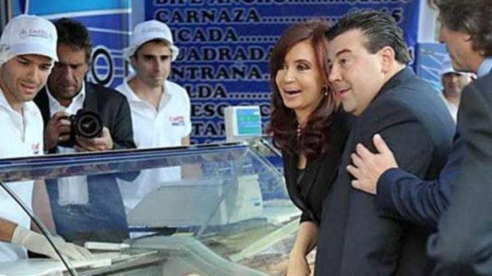 Bruzzese junto a Cristina Kirchner cuando recorrían carnicerías con el programa gubernamental Carne para todos.