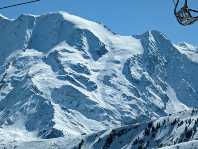 Secuelas de una avalancha cerca del glaciar Armancette, en los Alpes franceses, visto desde Mont Joux