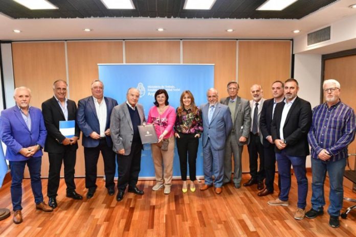 La ministra de Trabajo, junto a representantes sindicales y de las cámaras empresarias.