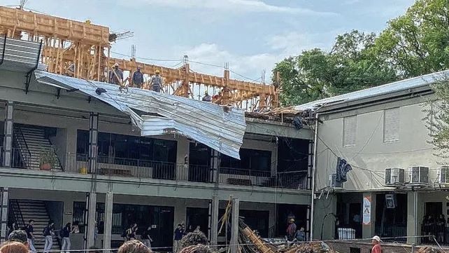 Una obra en construcción se desplomó, cerca del mediodía, en el colegio La Salle mientras obreros trabajaban en lo que será el tercer piso de la institución.