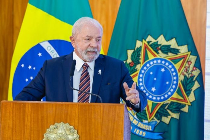 El presidente de Brasil, Luiz Inácio Lula da Silva, hace gestos durante un desayuno con periodistas en el Palacio Planalto en Brasilia