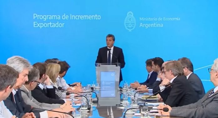 Sergio Massa, ayer en el Salon Belgrano del Palacio de Hacienda, informando las medidas.