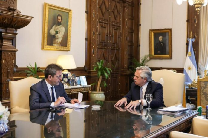 El presidente Alberto Fernández junto al ministro de Economía, Sergio Massa.