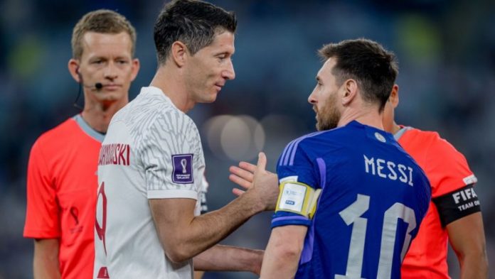 Lewandowski saluda a Messi tras el duelo entre Argentina y Polonia en Qatar 2022.