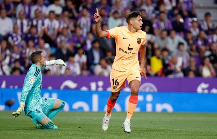 Nahuel Molina festeja el primer gol del Atlético de Madrid ante el Real Valladolid.