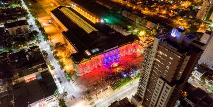 “La Noche de las Ideas” se llevó a cabo en los patios de La Casa de los Gobernadores, en la ciudad de Santa Fe. Crédito: Gobierno de la provincia de Santa Fe