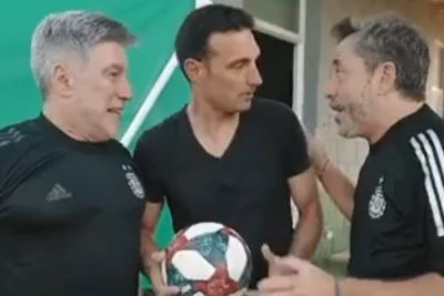 Lionel Scaloni con Pablo y Pachu