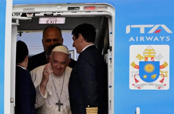 El papa Francisco saluda al abordar su avión en el aeropuerto internacional Ferenc Liszt de Budapest, Hungría.