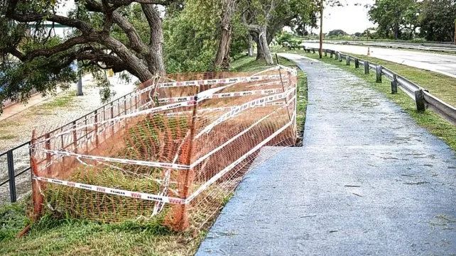El socavón ubicado en inmediaciones del Parque del Sur fue vallado y se iniciaron gestiones con Vialidad Nacional para su reparación.