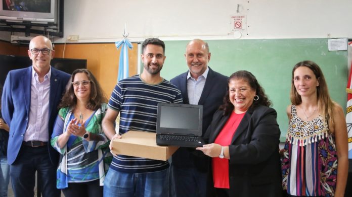 Perotti y Debloc entregaron en Rosario 150 netbooks para institutos técnicos de la ciudad.