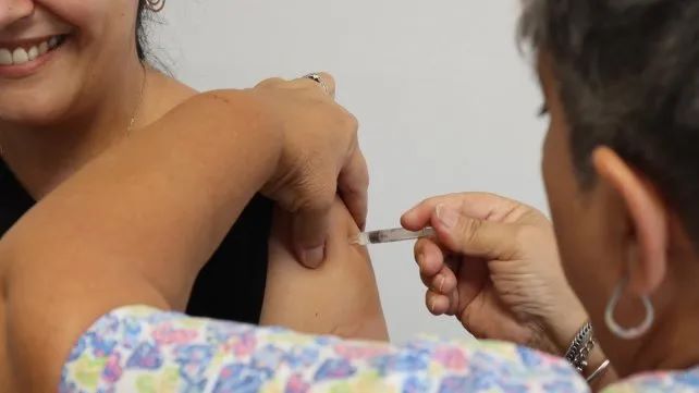 La campaña de vacunación antigripal arrancó 