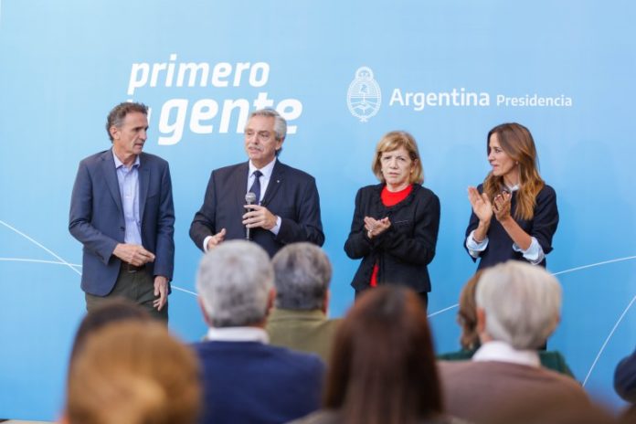 El Presidente junto a sus ministros y autoridades universitarias