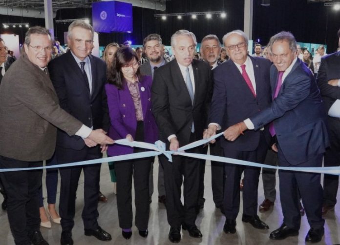 El presidente con funcionarios en Tecnópolis