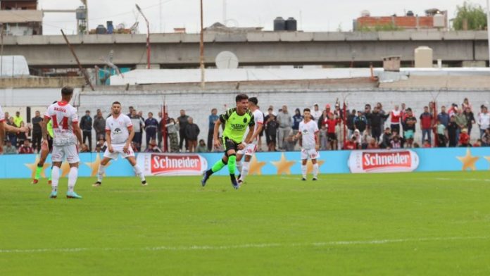 Francisco Álvarez celebra el primer gol de Barracas.