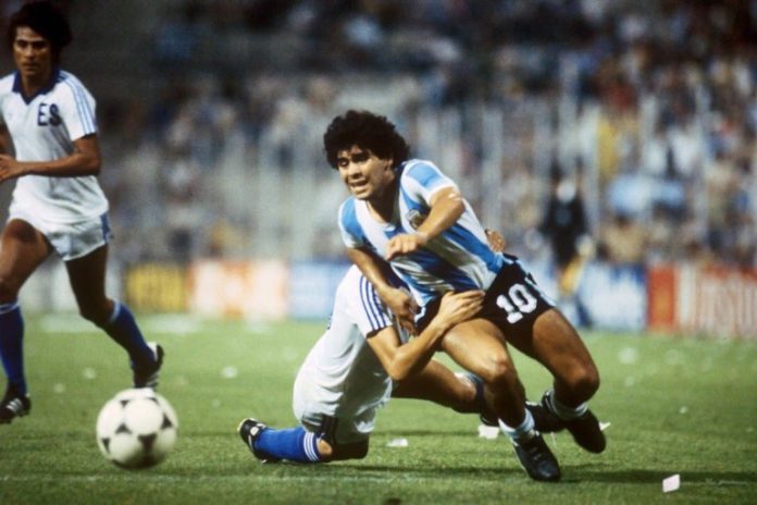 Maradona en el encuentro frente a El Salvador en la Copa del Mundo de 1982.