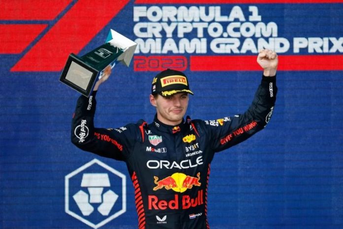 Max Verstappen se mantiene en lo más alto de la tabla de pilotos.