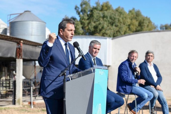 El ministro de Economía, Sergio Massa, encabezó la firma del acuerdo para la conservación, mantenimiento y acondicionamiento de la Planta Industrial de Agua Pesada