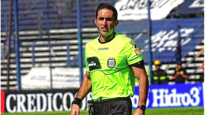 Arbitro de la lida profesional de futbol