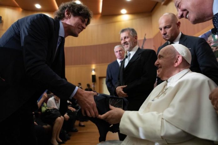 Martín Lousteau saludó al papa Francisco en el Vaticano.