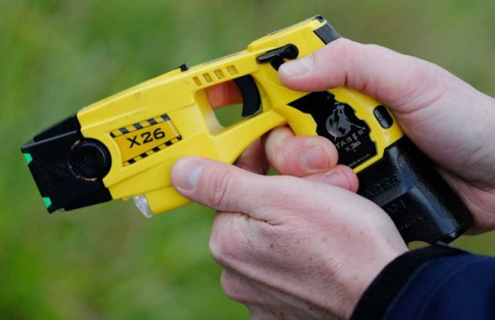 Pistola Taser.