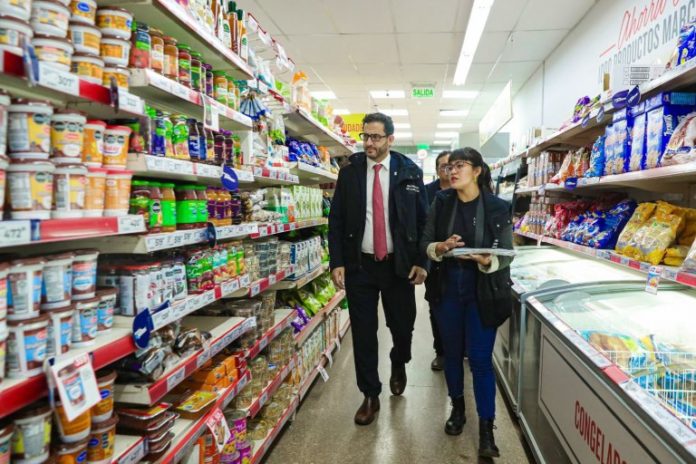 El secretario de Comercio, Matías Tombolini, supervisando un supermercado Día