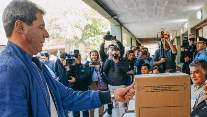 El gobernador de San Juan, Sergio Uñac, vota en el marco de las elecciones que se realizan en esta provincia.