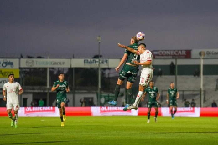 Sarmiento y Huracán igualaron sin goles en Junín.