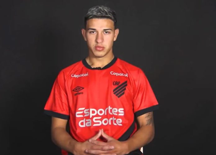 Lucas Esquivel fue presentado como nuevo jugador de Athletico Paranaense.