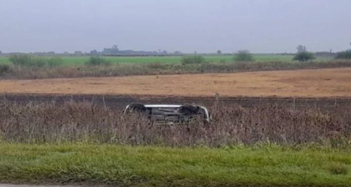 El conductor perdió el control, dio un tumbo y terminó a unos 5 metros sobre la banquina norte