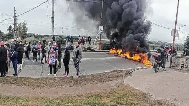 Más de treinta familiares y amigos de Mónica Aquino se manifiestan en el Puente Carretero.