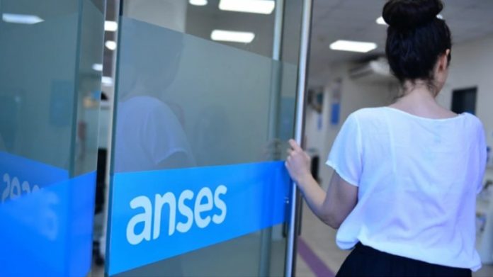 Desarrollo Social y Anses establecieron un nuevo mecanismo para que quienes cumplen los requisitos accedan de una forma más fácil