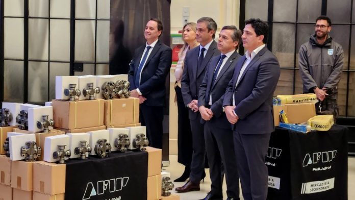 El ministerio de Transporte, Diego Giuliano, y el director de Aduanas, Guillermo Michel, en el acto de entrega de los repuestos.