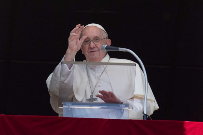 El papa Francisco dirige la oración del Ángelus desde su ventana en el Vaticano
