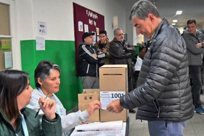 El candidato a gobernador por San Luis, Jorge Fernández, emite su voto.