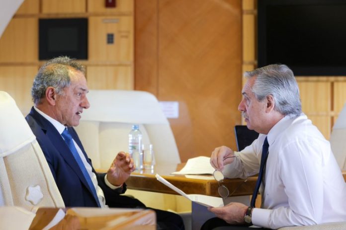 El presidente Alberto Fernández junto al embajador en Brasil, Daniel Scioli.