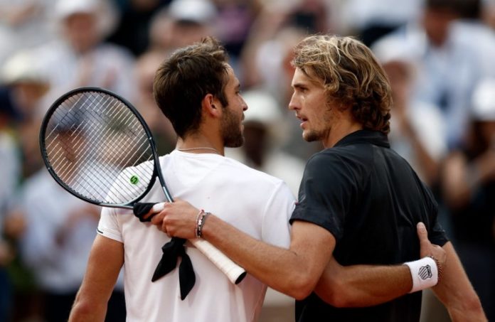 El tenista argentino Tomás Etcheverry perdió por 6-4, 3-6, 6-3 y 6-4 contra el alemán Alexander Zverev por los cuartos de final de Roland Garros.