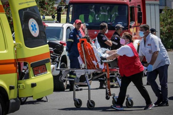 Un migrante es transportado en camilla por personal de rescate tras el naufragio de la embarcación en que viajaba en Kalamata, Grecia, el 14 de junio de 2023