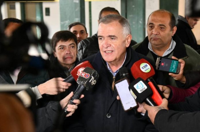 Osvaldo Jaldo, candidato a vicegobernador de Tucumán emite su voto.
