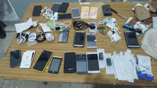 Los agentes descubrieron que llevaba 17 teléfonos celulares, 25 chips para uso telefónico; 13 cargadores de celulares, agujas para realizar tatuajes y 20 mil pesos en efectivo.