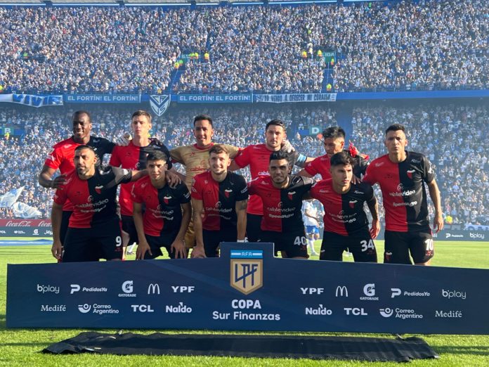 Colón y Vélez chocan en un partido clave por la permanencia y lo vivís